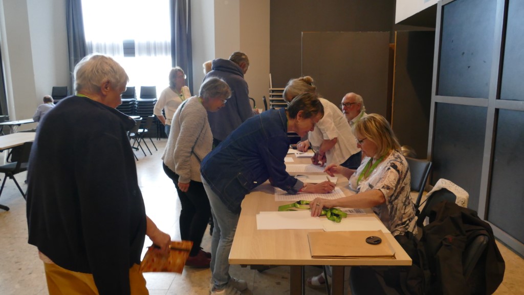 Evelyne Luccantoni, secrétaire nationale et membre du groupe de travail culture accueillant les participants à l'émargement avant l'épreuve
