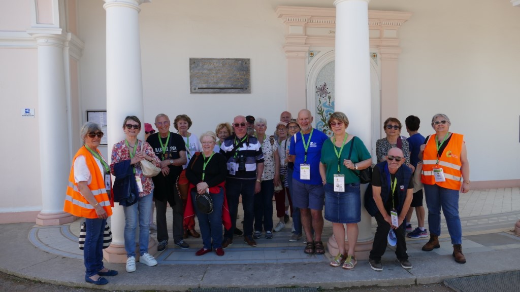 Un groupe posant devant la Source Cachat à Evian