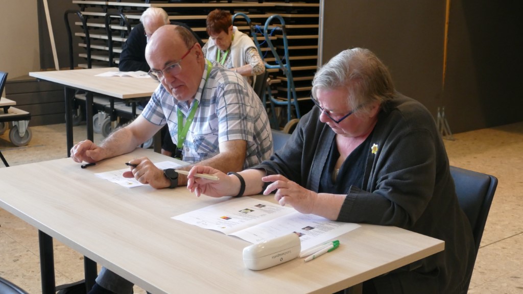 Deux candidats répondant aux 48 questions du quiz national