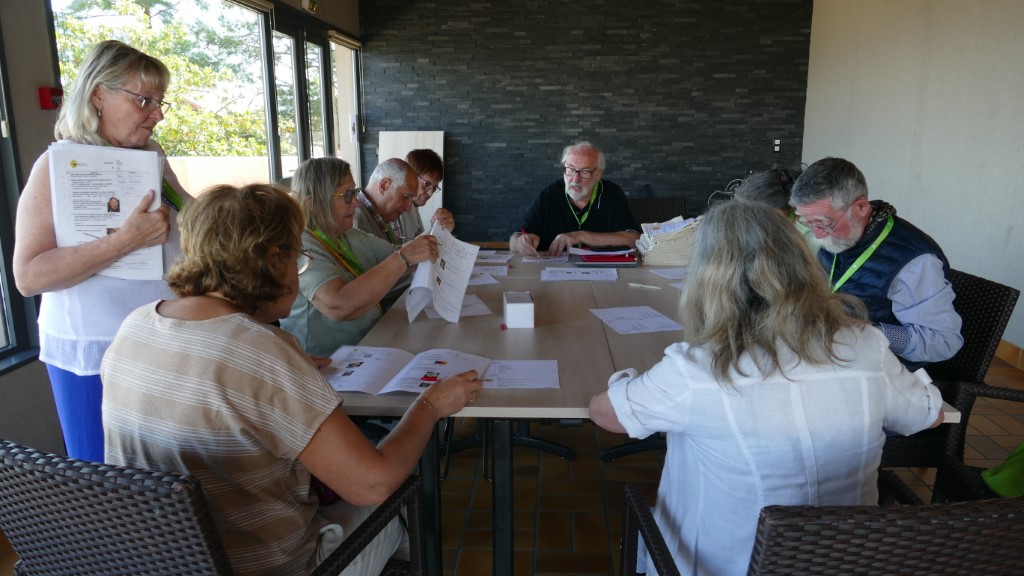 Les correcteurs du quiz étudiant les réponses des candidats