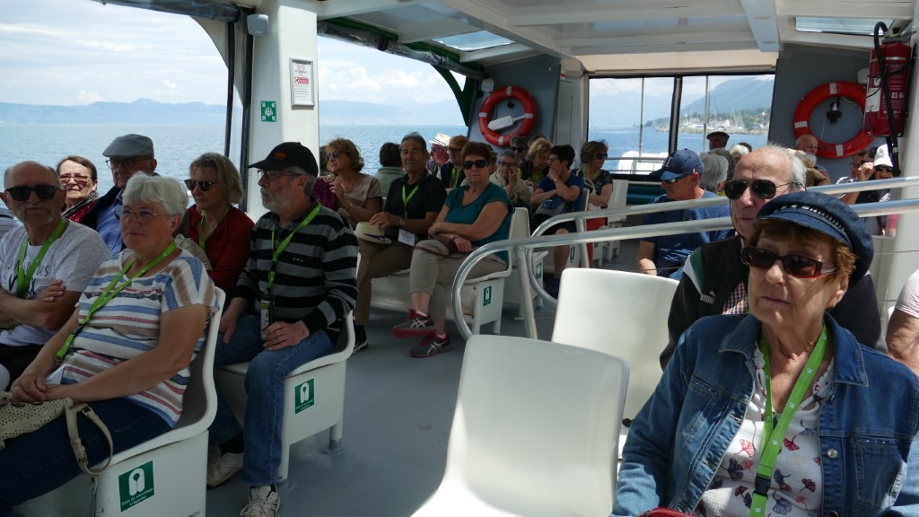 Départ en bateau électro solaire pour la visite des jardins du Pré Curieux