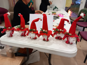 Lire la suite à propos de l’article Les gnomes de Noël à l’honneur au club des Renaissants de Villefranche-de-Panat (12) !